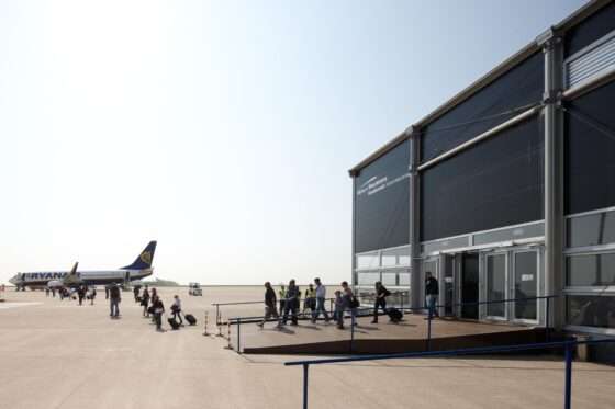 Terminal de l'aéroport temporaire Neptunus Evolution Terminal de l'aéroport de Magdebourg