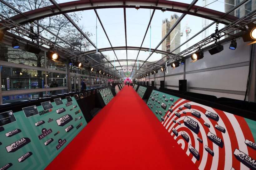 Neptunus-Alure-Globe-MTV-Awards-London-Red-carpet-structure